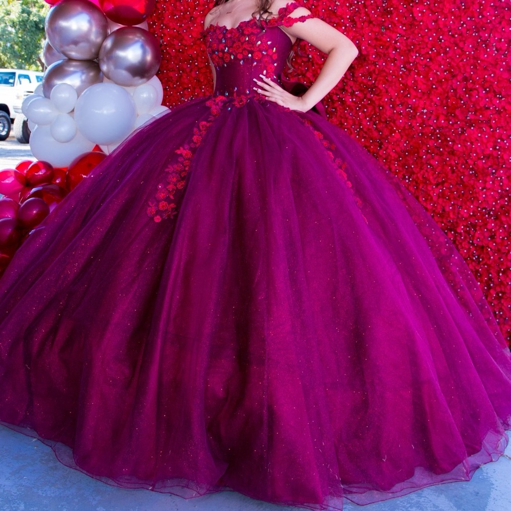 Quincenera dress #burgundy #vestido quince